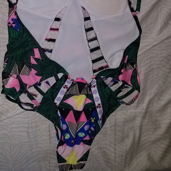 Geometric One piece - Picture 4 of 5